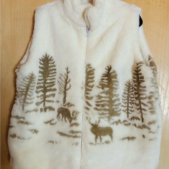 Glacier Gear Outdoor Jackets & Blazers - Faux Fur Vest with Forest Design